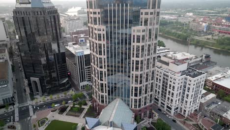 Edificio-Att-En-Nashville,-Tennessee,-Con-Video-De-Drone-Inclinándose-Hacia-Arriba