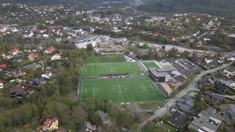 Toma-Panorámica-Lateral-De-Campos-De-Fútbol-En-Nesttun,-Noruega