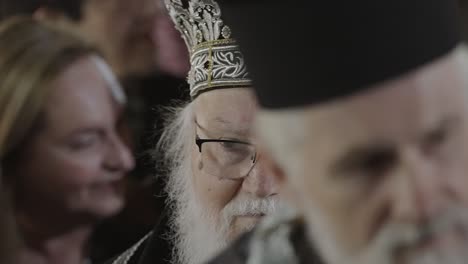 Die-Kamera-Zoomt-Auf-Einen-älteren-Grauen-Priester-Bei-Der-Osterparade-In-Nazareth,-Israel