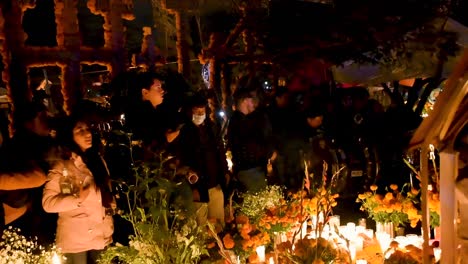 Gente-Celebrando-El-Día-De-Muertos-En-Un-Cementerio-Mexicano-En-Tzintzuntzan,-Michoacán,-México,-Uno-De-Los-Más-Representativos-Para-Celebrar-El-Día-De-Muertos