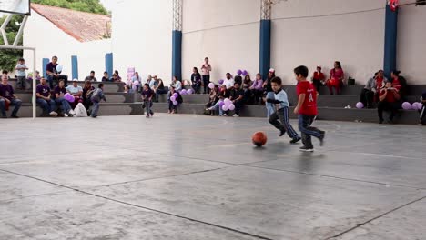 Kindergartenkind-Feiert,-Nachdem-Es-Während-Eines-Fußballspiels-In-Paraguay-Den-Ball-Ins-Tor-Geschossen-Hat