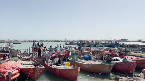 Filas-De-Barcos-De-Pesca-En-La-Playa-De-Damb-En-Baluchistán-En-Un-Día-Soleado