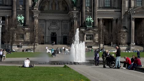 Fuente-Springbrunnen-En-Medio-Del-Parque-Fuera-De-La-Catedral-De-Berlín