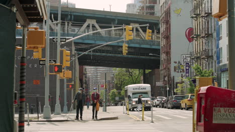Straßenszene-Im-New-Yorker-Chinatown-Viertel-Mit-Fußgängern-Und-U-Bahn,-Die-Auf-Der-Brücke-Vorbeifahren