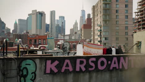 Graffiti-Dächer-In-Der-Innenstadt-Von-Manhattan-Mit-Wäschetrocknung