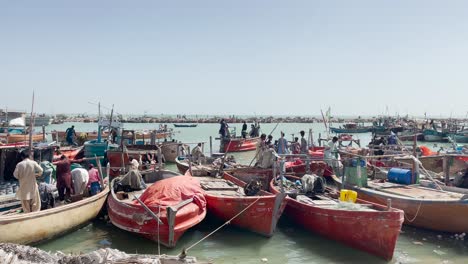 Filas-De-Barcos-De-Pesca-En-La-Playa-De-Damb-En-Baluchistán