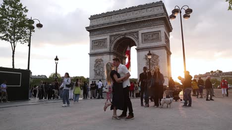Pareja-Romántica-Besándose-Junto-Al-Arco-Del-Triunfo-En-París,-Francia