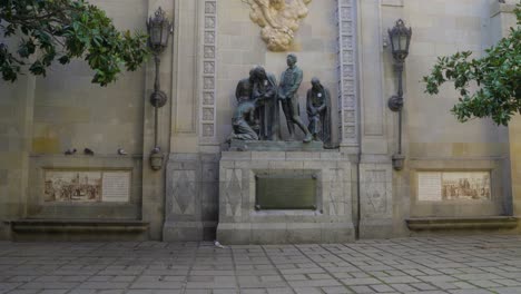 Statue-Monument-als-Herois-del-1809-next-to-Cathedral-of-Barcelona-in-Barri-Gothic-Quarter-of-old-town-city-centre