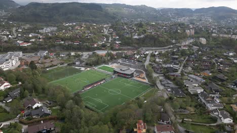 Campo-De-Fútbol-En-Nesttun-Rodeado-Por-Un-Barrio-Residencial