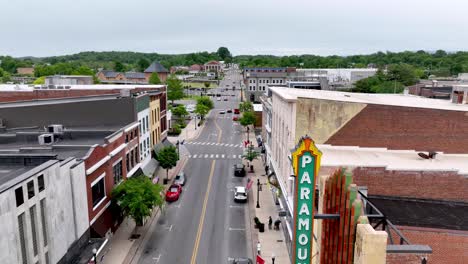 Empuje-Lento-Aéreo-En-Bristol,-Tennessee,-Virginia