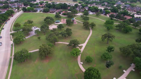 Dies-Ist-Ein-Redaktionelles-Luftbildvideo-Eines-Spielplatzes-Im-Westchester-Park-In-Flower-Mound,-Texas