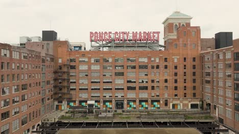 Weitwinkel-Außenaufnahme-Des-Ponce-City-Market-Aus-Der-Luft,-Einem-Lebendigen,-Umgebauten-Historischen-Sears-Gebäude,-Heute-Ein-Markt-Mit-Einer-Lebensmittelhalle,-Geschäften-Und-Wohnraum