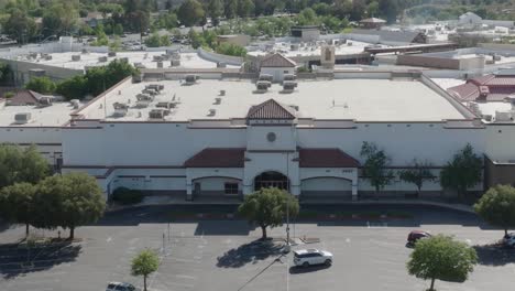 Toma-Aérea-Estática-De-Un-Edificio-De-Centro-Comercial-Vacío-Donde-Una-Tienda-Sears-Cerró-Y-El-Edificio-Del-Centro-Comercial-Permanece-Vacío-Con-Muy-Pocos-Autos-Ocupando-El-Estacionamiento