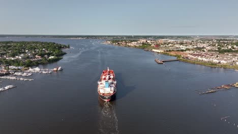 Chemical-tanker-on-the-Arthur-Kill-between-Perth-Amboy,-NJ-and-Staten-Island,-NY