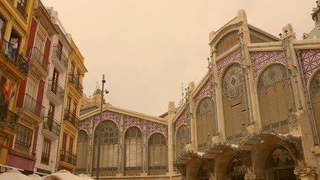 Zentralmarkt-Von-Valencia-Mit-Historischen-Gebäuden-In-Valencia,-Spanien