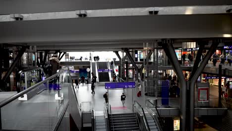 Im-Berliner-Hauptbahnhof-Auf-Der-Oberen-Ebene-Mit-Blick-Auf-Die-Treppe-Und-Die-Rolltreppe