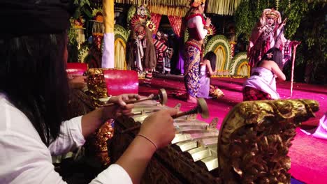 Los-Reproductores-De-Música-Gamelan-Realizan-Arte-Tradicional-Balinés-En-La-Ceremonia-Del-Templo-Hindú,-Ubud-Bali,-Indonesia