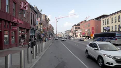 Broadway-Street-En-El-Centro-De-Nashville,-Tennessee,-Con-Video-De-Cardán-Panorámico-De-Izquierda-A-Derecha