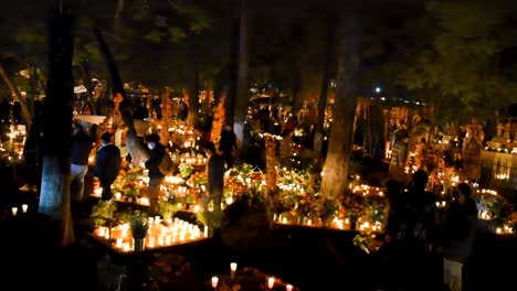 Decoración-En-Un-Cementerio-Mexicano-El-Día-De-Los-Muertos--Cementerio-De-Tzintzuntzan-En-Michoacán-México,-Uno-De-Los-Más-Representativos-Para-Celebrar-El-Día-De-Muertos