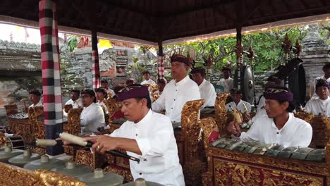Gamelan-Music-Orchestra-Performs-Elegantly-at-Bali-Hindu-Temple-Ceremony-during-Daylight,-Indonesian-Traditional-Art