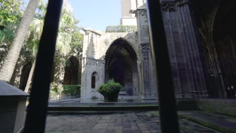 Weitwinkelaufnahme-Des-Kirchenhofs-Der-Kathedrale-Von-Barcelona
