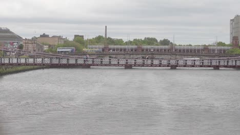 People-crossing-bridges-over-the-River-Clyde-in-Glasgow