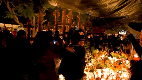 Menschen-Feiern-Den-Tag-Der-Toten-Auf-Einem-Mexikanischen-Friedhof-In-Tzintzuntzan,-Michoacán,-Mexiko,-Einer-Der-Repräsentativsten-Orte-Zur-Feier-Des-Tages-Der-Toten