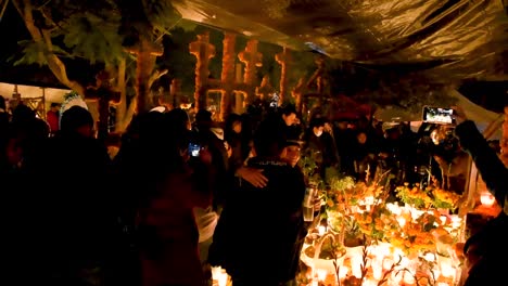 Gente-Celebrando-El-Día-De-Muertos-En-Un-Cementerio-Mexicano-En-Tzintzuntzan,-Michoacán,-México,-Uno-De-Los-Más-Representativos-Para-Celebrar-El-Día-De-Muertos