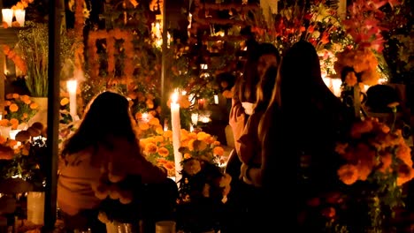 Familia-Reunida-En-Un-Cementerio-Durante-El-Día-De-Los-Muertos-En-Michoacán-México,-Uno-De-Los-Lugares-Más-Representativos-Para-Celebrar-Esta-Fiesta