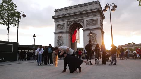 Paar-Küsst-Sich-Am-Arc-De-Triomphe,-Touristenattraktion-In-Paris,-Frankreich