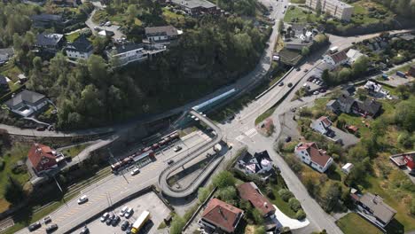 Standbild-Der-Stadtbahn-Am-Bahnhof-Mårdalen-Mit-Vorbeifahrendem-Verkehr-Außerhalb-Von-Nesttun-In-Bergen
