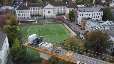 Im-Hintergrund-Können-Wir-Das-örtliche-Schulstadion-Sehen,-In-Dem-Kinder-Fußball-Spielen