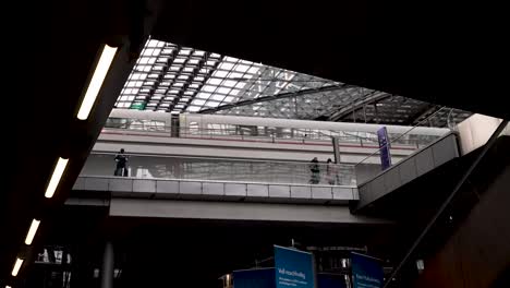 Im-Berliner-Hauptbahnhof-Mit-Futuristischem-Glasdach-über-Dem-Kopf,-Während-Der-DB-Eiszug-Auf-Der-Oberen-Ebene-Ankommt