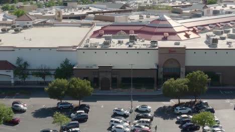 Toma-Aérea-En-Movimiento-Del-Centro-Comercial-Westfield-Town-Center-Que-Muestra-La-Ubicación-De-Una-Tienda-Vacía-Para-Una-Antigua-Tienda-Sears-Y-Una-Tienda-JC-Penny-Actualmente-Abierta.