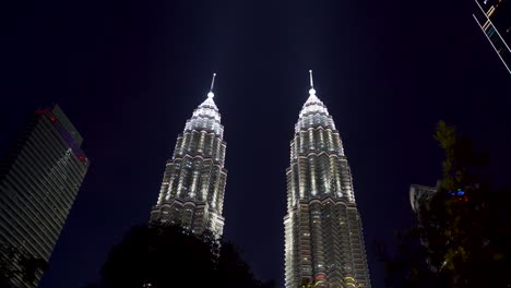 Petronas-Twin-Towers-In-Kuala-Lumpur,-Malaysia-Leuchten-Nachts-Hell