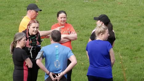 Eine-Gruppe-Von-Läufern-Versammelte-Sich-Zu-Beginn-Ihres-Fitnesslaufs,-Unterhielt-Sich-Und-Unterstützte-Sich-Gegenseitig-Im-örtlichen-Park