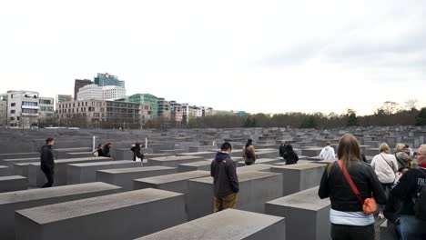 21-De-Abril-De-2023:-Turistas-Que-Visitan-El-Monumento-A-Los-Judíos-Asesinados-De-Europa