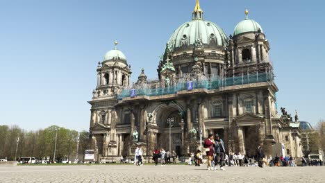 Menschen,-Die-An-Einem-Sonnigen-Tag-Mit-Klarem-Blauen-Himmel-Vorbeigehen-Und-Fotos-Vom-Berliner-Dom-Machen