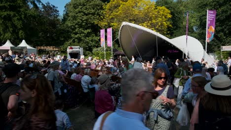 Blick-Auf-Die-Konzertbühne-Bei-Einer-überfüllten-Chelsea-Flower-Show