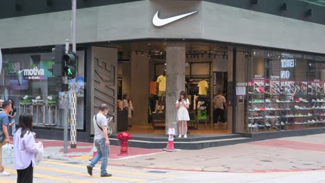 Se-Ven-Peatones-Y-Clientes-Frente-A-La-Marca-Multinacional-Estadounidense-De-Ropa-Deportiva,-Nike-Store.