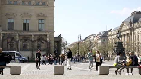 Menschen-Genießen-Die-Sonne-Beim-Besuch-Des-Bebelplatzes-Neben-Der-Humboldt-Universität-Zu-Berlin