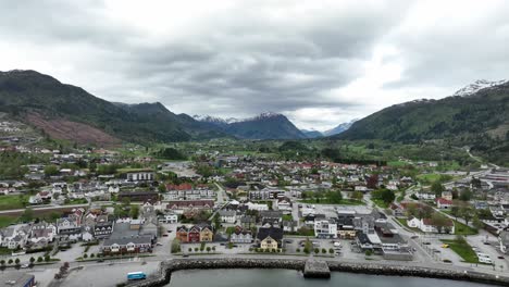 Stadt-Nordfjordeid-Norwegen-–-Rückwärtsbewegung-Aus-Der-Luft,-Die-Einen-Vollständigen-Panoramablick-Auf-Das-Dorf-Vom-Meer-Und-über-Dem-Eidsfjorden-Fjord-Zeigt