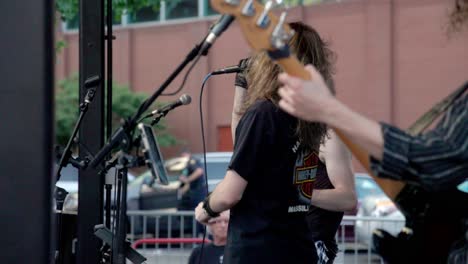 Hair-Metal-Band-Tocando-En-Vivo-Afuera-En-El-Centro-De-Nashville,-Tennessee