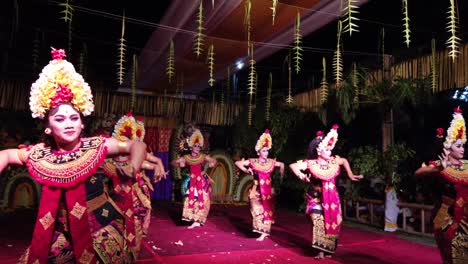 Espectáculo-Nocturno-De-Danza-De-Arte-Cultural-En-El-Templo-De-Bali,-Bailarinas-Interpretan-El-Teatro-Del-Ritual-Calonarang,-Hinduismo-Balinés,-Velada-En-Ubud