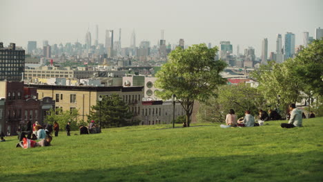 Midtown-Manhattan,-Nueva-York,-Visto-A-Lo-Lejos-Mientras-La-Gente-Disfruta-Del-Clima-Primaveral-En-El-Parque