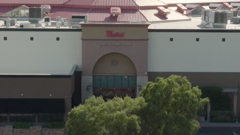 Aerial-pull-back-shot-of-the-Westfield-Town-Center-mall