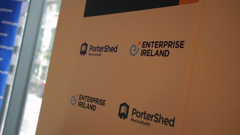 Exhibición-De-La-Marca-Enterprise-Ireland-Y-Portershed-Para-Un-Evento.