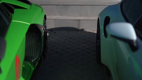 Verkleinerungsaufnahme,-Die-Einen-Grünen-Lamborghini-Und-Einen-Weißen-Porsche-Zeigt
