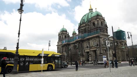 Autobús-Amarillo-Parando-Junto-A-La-Catedral-De-Berlín