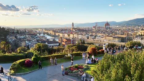 Overview-of-Florence-from-Piazzale-Michelangelo,-viewpoint-over-the-city